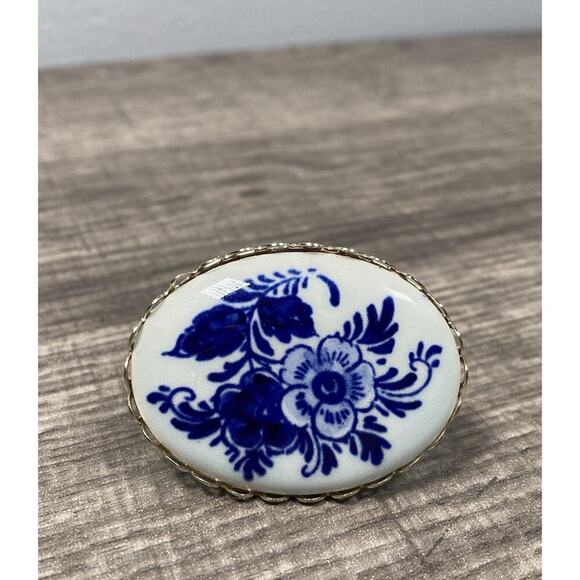 Vintage Blue White Porcelain Floral Flowers Oval Framed Ladies Brooch Pin - Picture 1 of 7